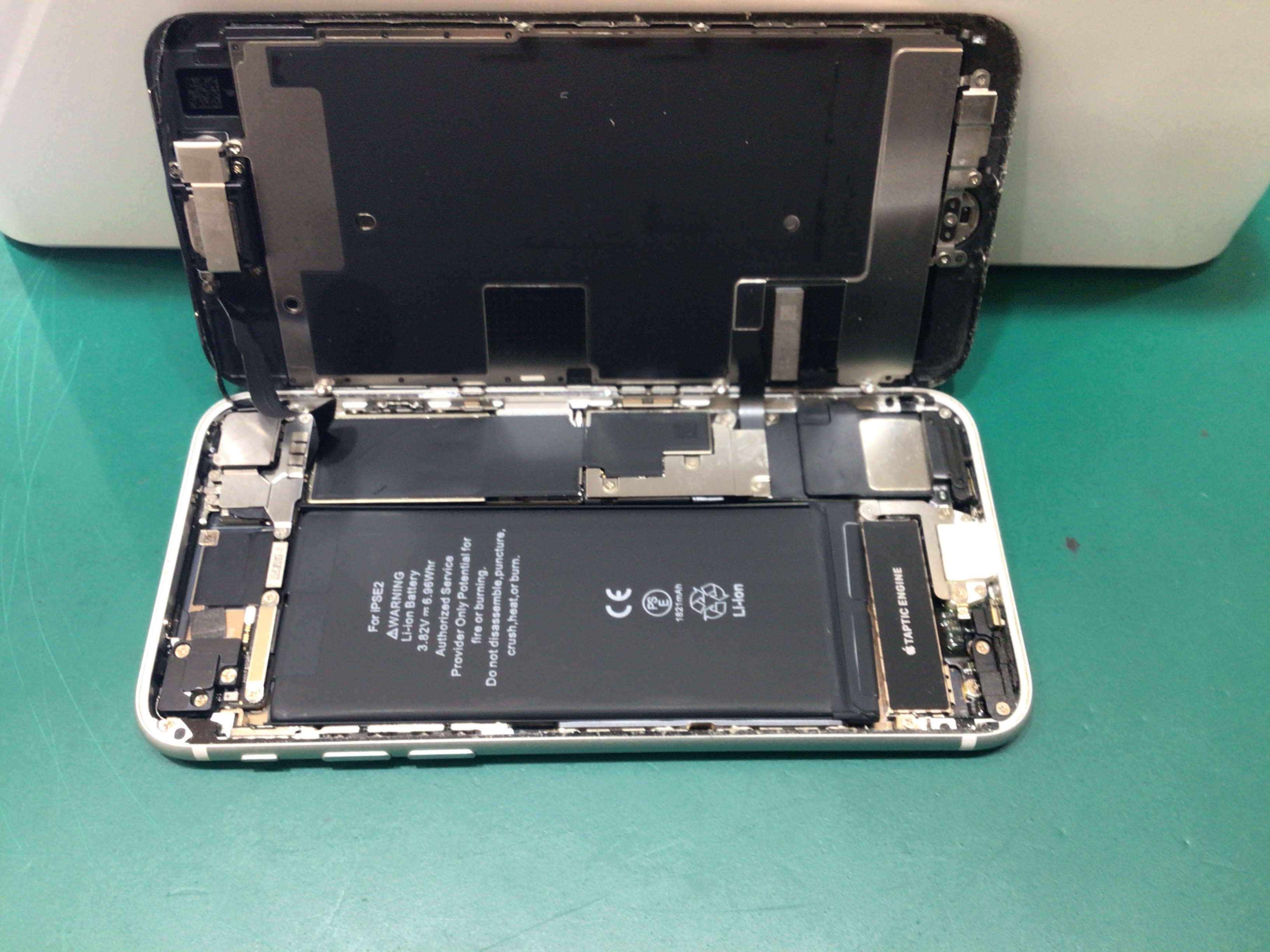 【イーアス高尾】iPhoneSE2のバッテリー交換（データそのまま！）｜電池がすぐ減る症状を最短60分で改善